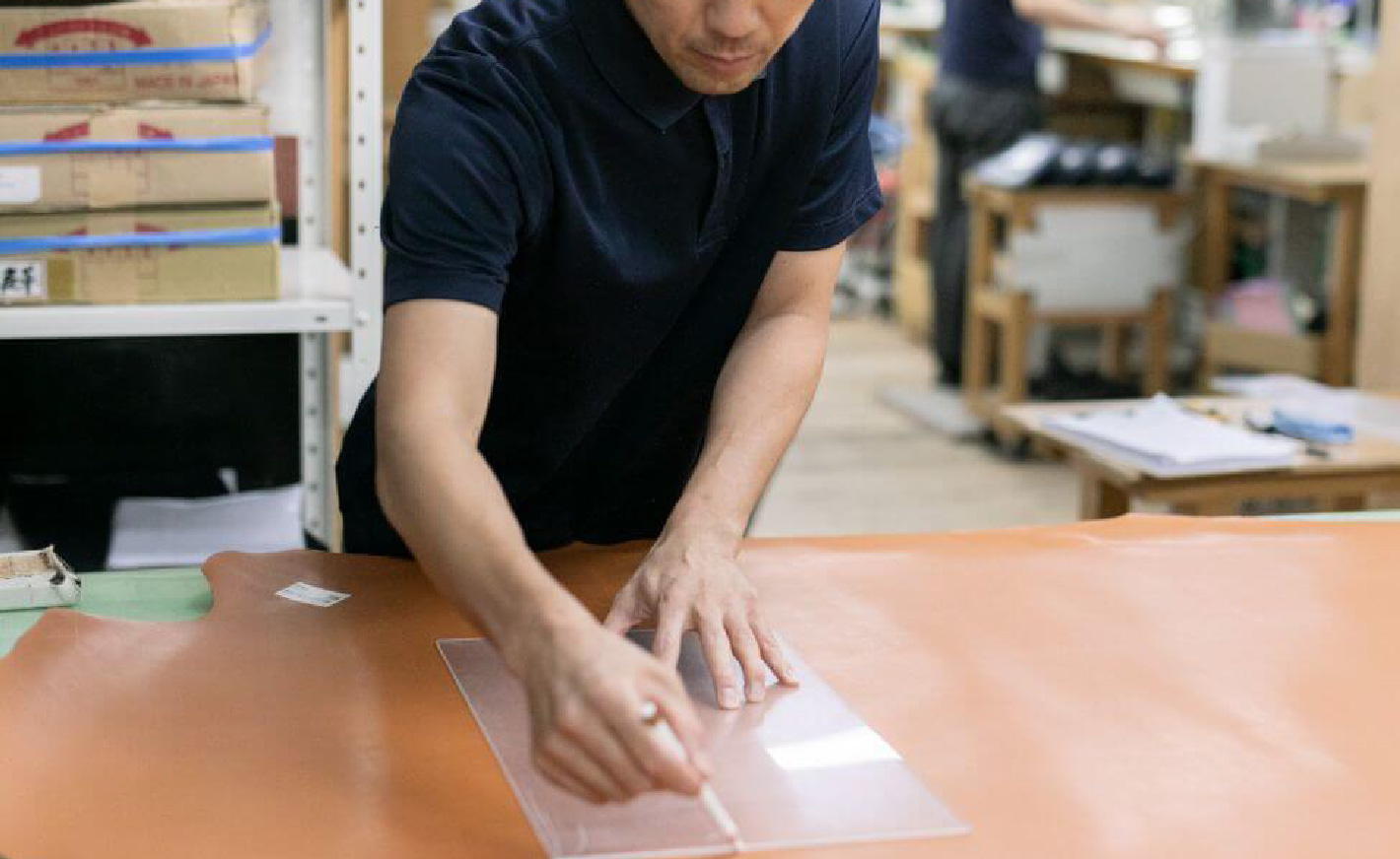 革の特性を見極めて無駄なく美しく使う技術