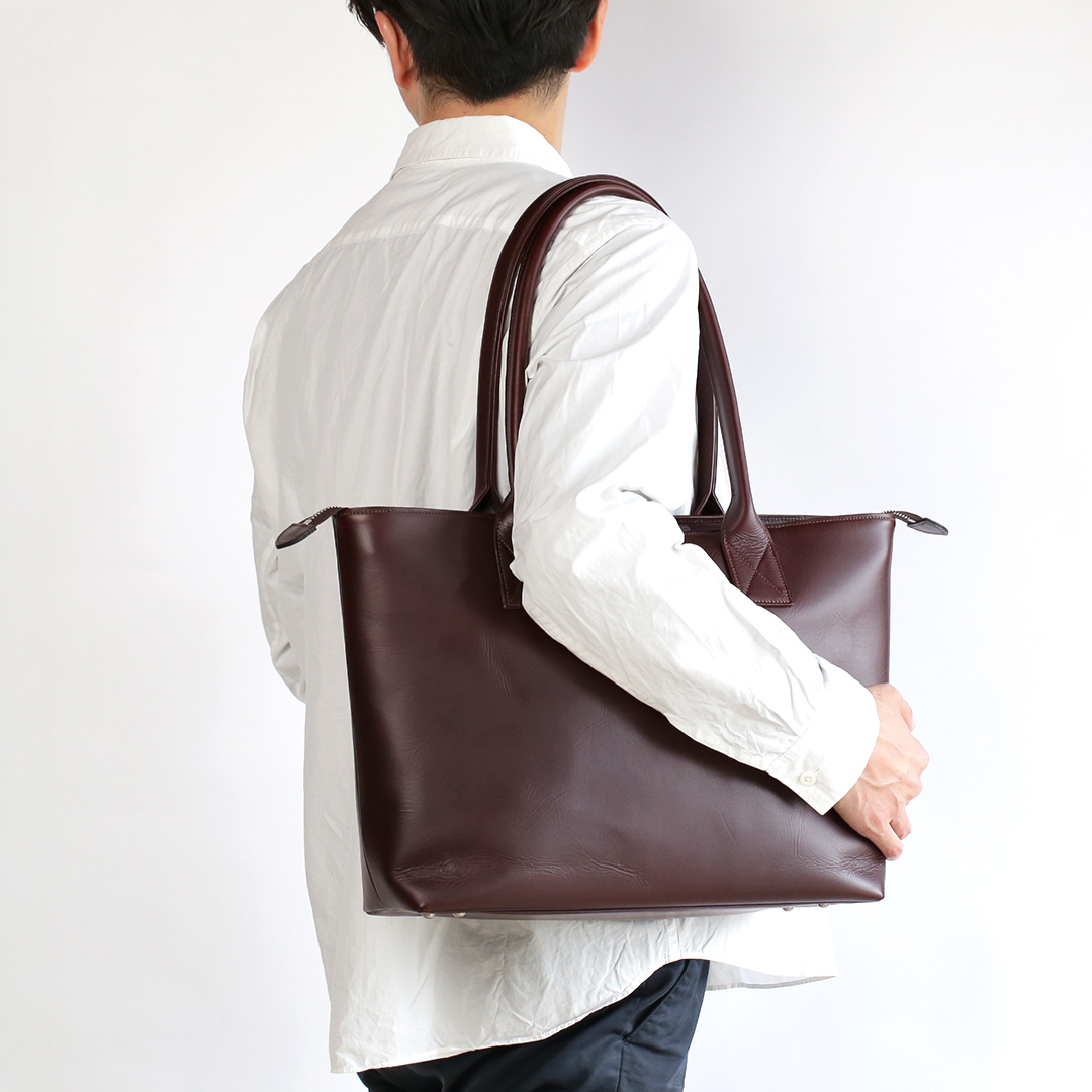 NENKE(ネンケ)レザートート ダークブラウン 男性モデル着用