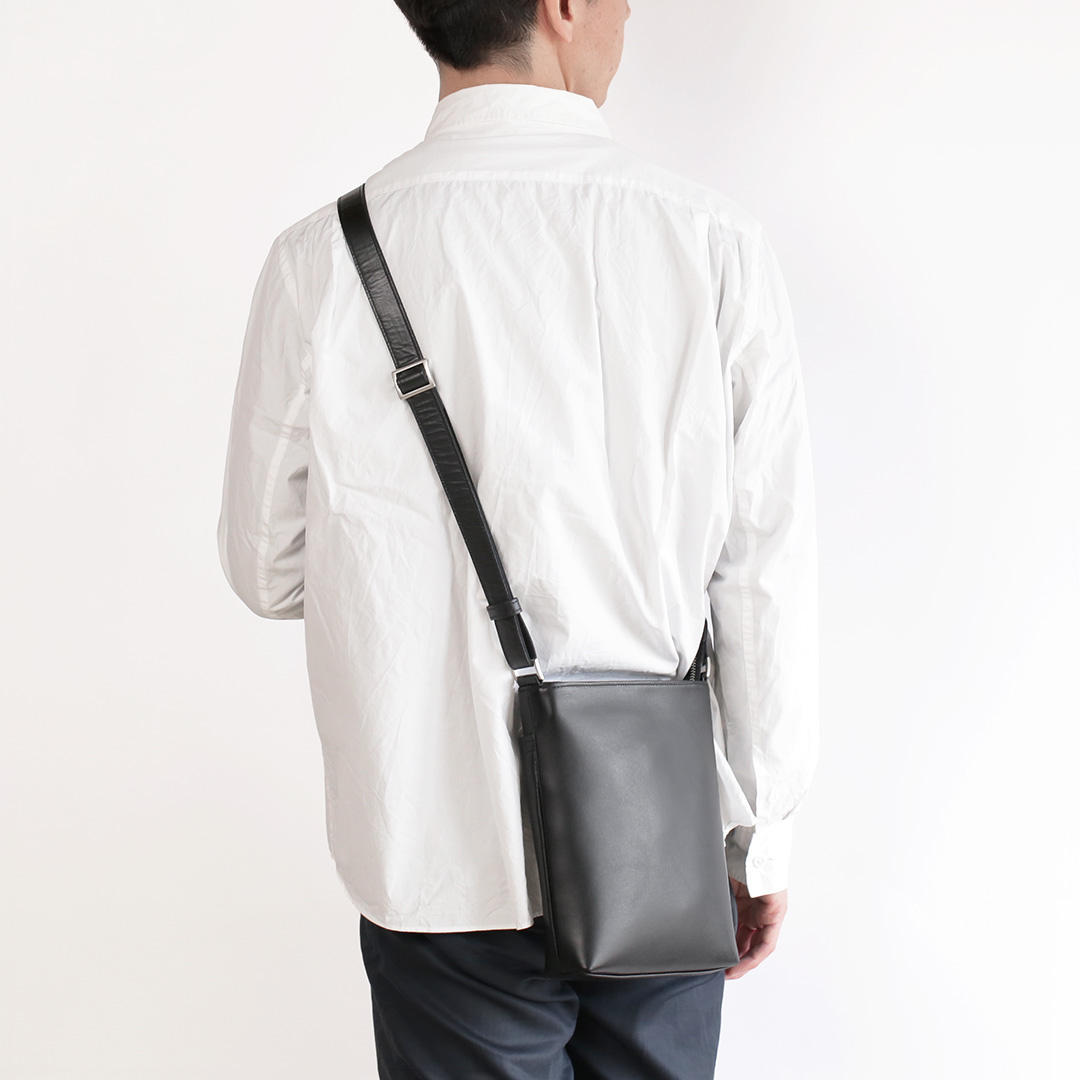 NENKE(ネンケ)レザーショルダーバッグ ブラック 男性モデル着用