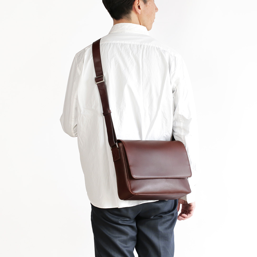 NENKE(ネンケ)フラップショルダーバッグ ダークブラウン 男性モデル着用