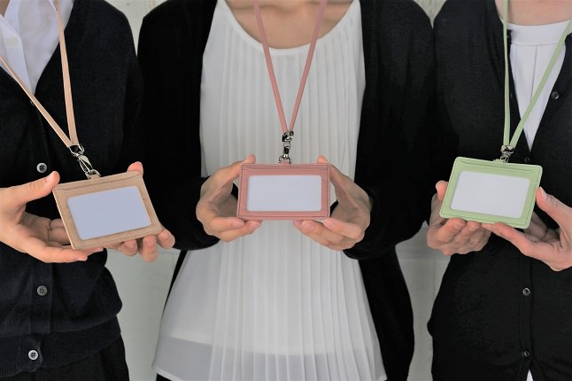 IDカードケース着用スタッフ3名