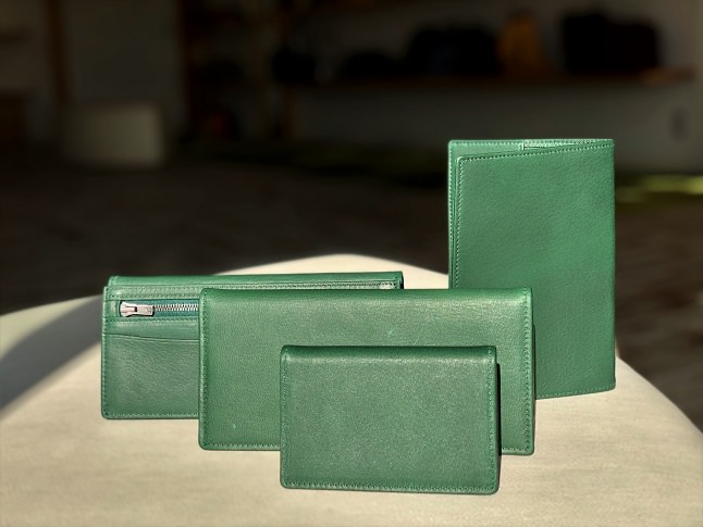 革の風合い際立つ 千歳緑 のお財布たち 男性も女性も持てる色です I