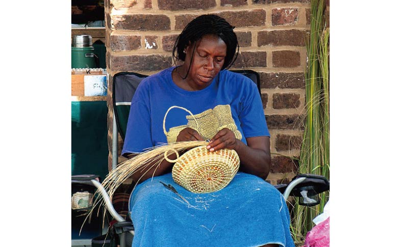 籠を編む女性