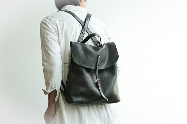 ドクターならぬミスター Or ミズ X その革リュックは後ろ姿が肝心 I